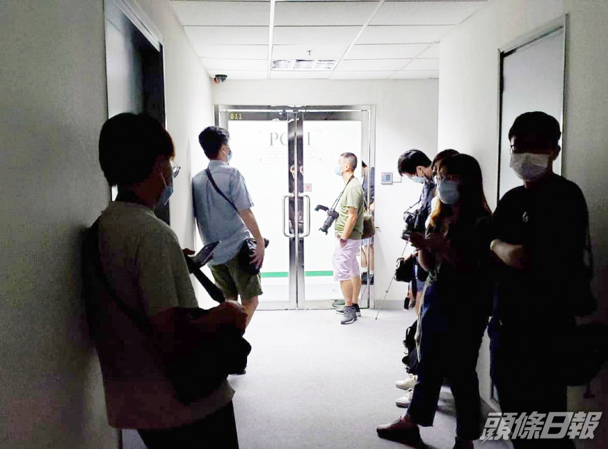 警方搜查香港民研黃竹坑總部。