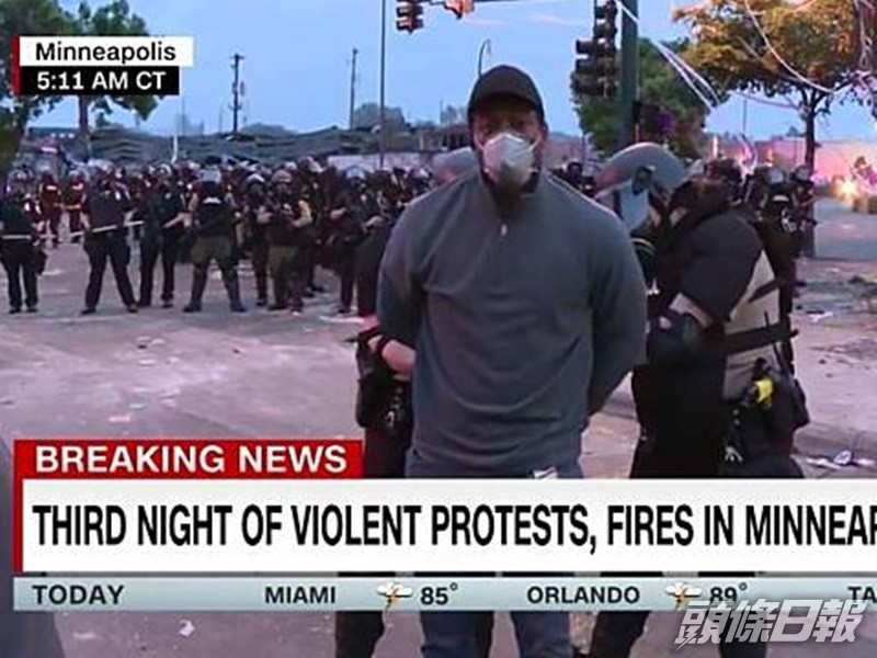 CNN非裔記者直播報導期間,遭明尼蘇達白人鎮暴警拘捕。網圖