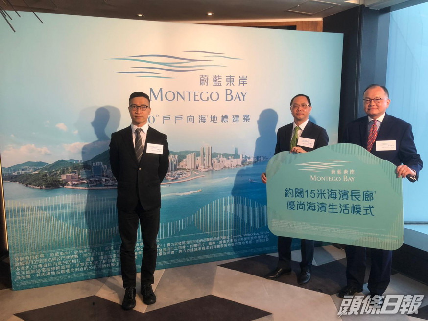 五礦方俊(右一)表示,油塘蔚藍東岸正待批預售,最快下月推售。(左起:唐祖孝、羅耀榮)