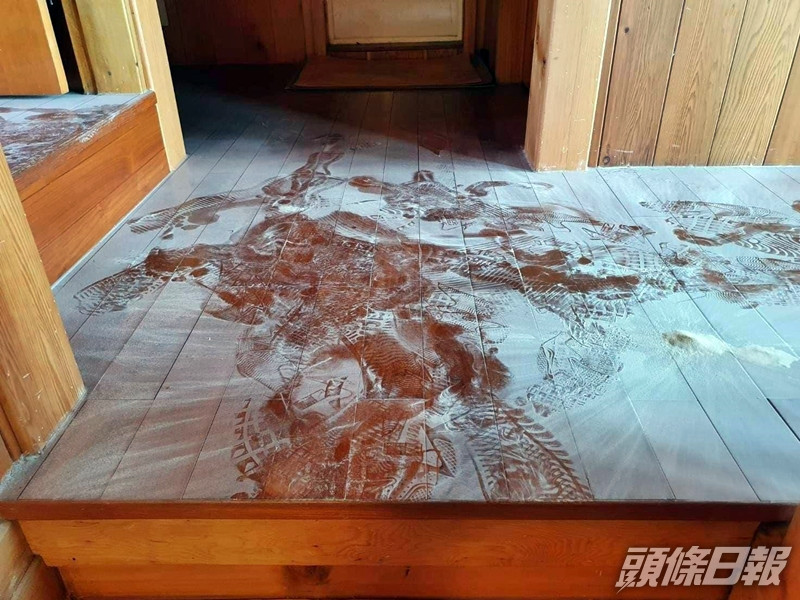 該群客人在民宿大玩滅火桶,令地上滿是乾粉。網圖
