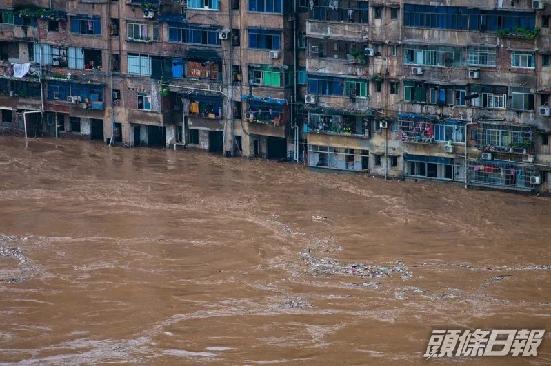 重慶市綦江區在大暴雨下,部分地區民宅慘遭水淹。(新華社圖片)