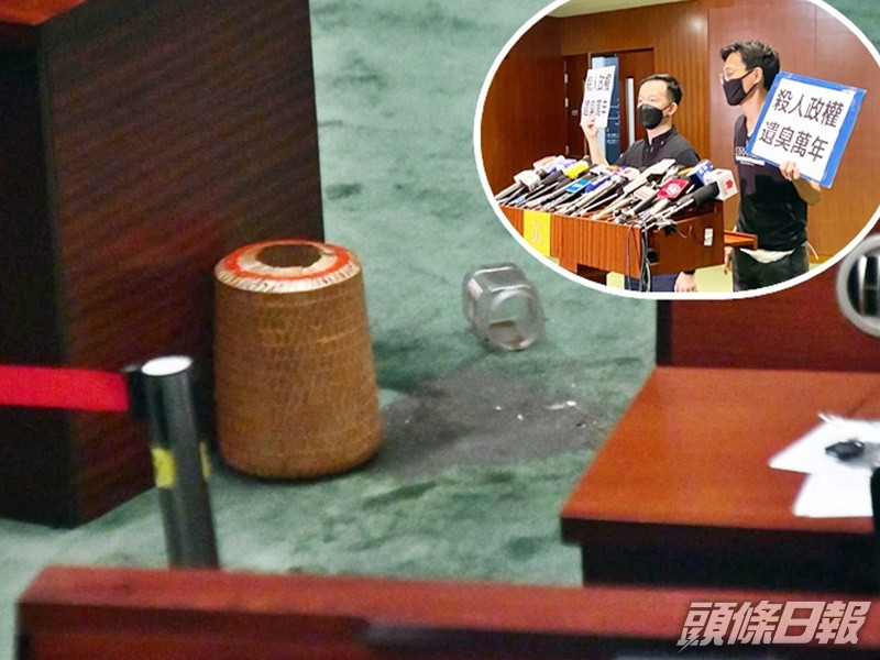 朱凱廸和陳志全在議事廳灑有機肥料。