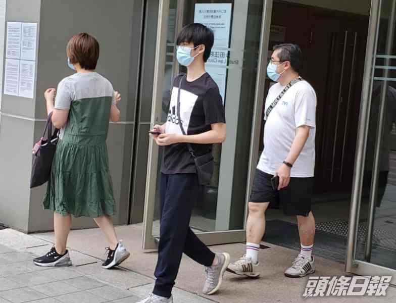 被告譚竣禧(黑衫)。王尚哲攝