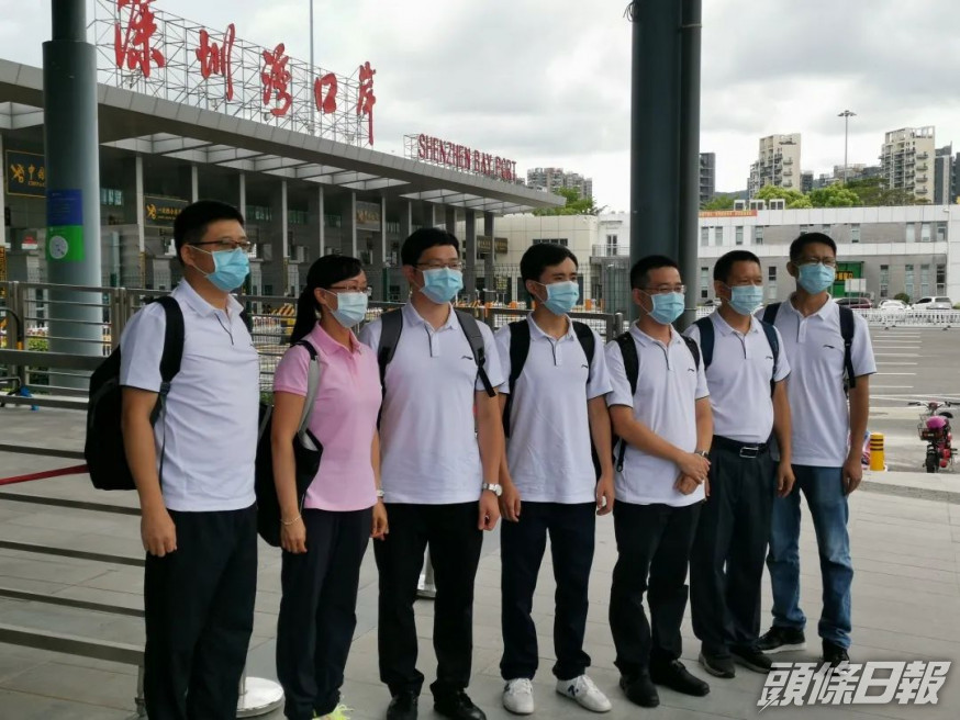 7人先遣隊在深圳灣口岸準備過關。網上圖片