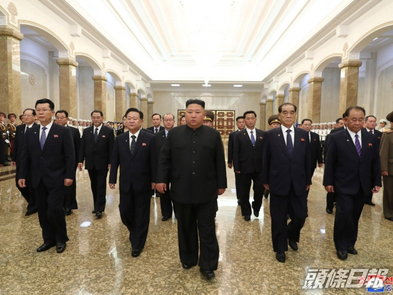 金正恩到錦繡山太陽宮,紀念金日成逝世26周年。AP