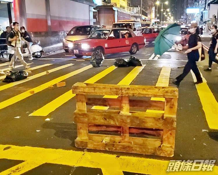 示威者在彌敦道亞皆老街交界以雜物堵路。