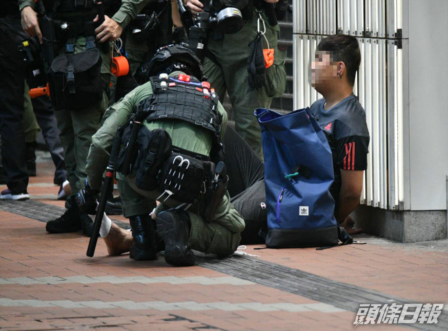 警方制服一名男子。