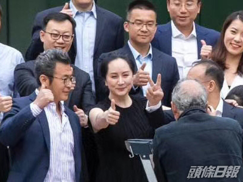 孟晚舟與多名親友現身法院門外,在台階上拍照留念。(網圖)