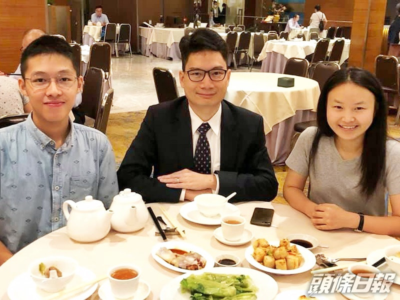 陳浩濂(中)與上年暑假參加「與香港同行」計畫成為「工作影子」的兩位同學聚會。「陳浩濂」fb圖片