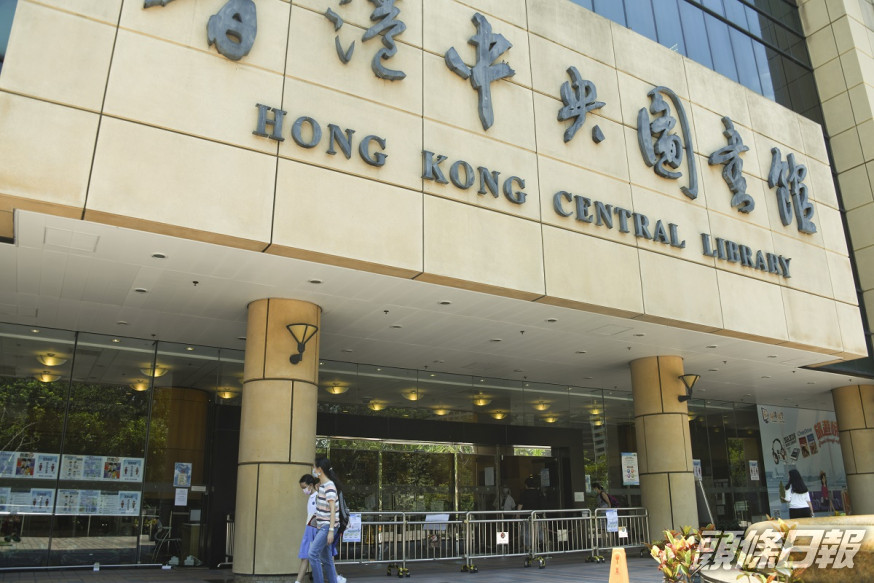 所有進入公共圖書館人士進場前須接受體溫檢測和使用酒精搓手液,並須佩戴自備的口罩。資料圖片
