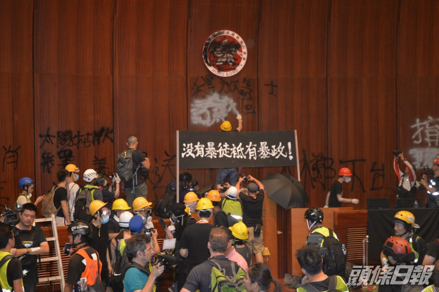 示威者成功闖入立法會大樓,佔領會議廳。資料圖片