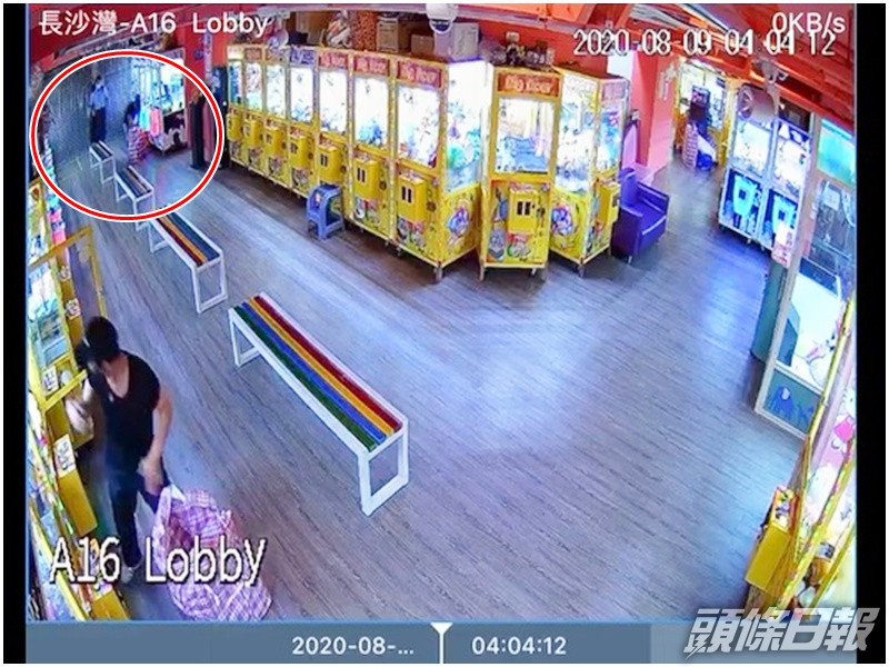 兩名賊人正在犯案。近門口的賊人當場就擒(紅圈示)。