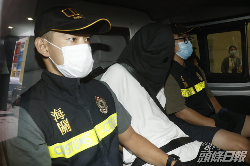 海關拘捕涉案男子。