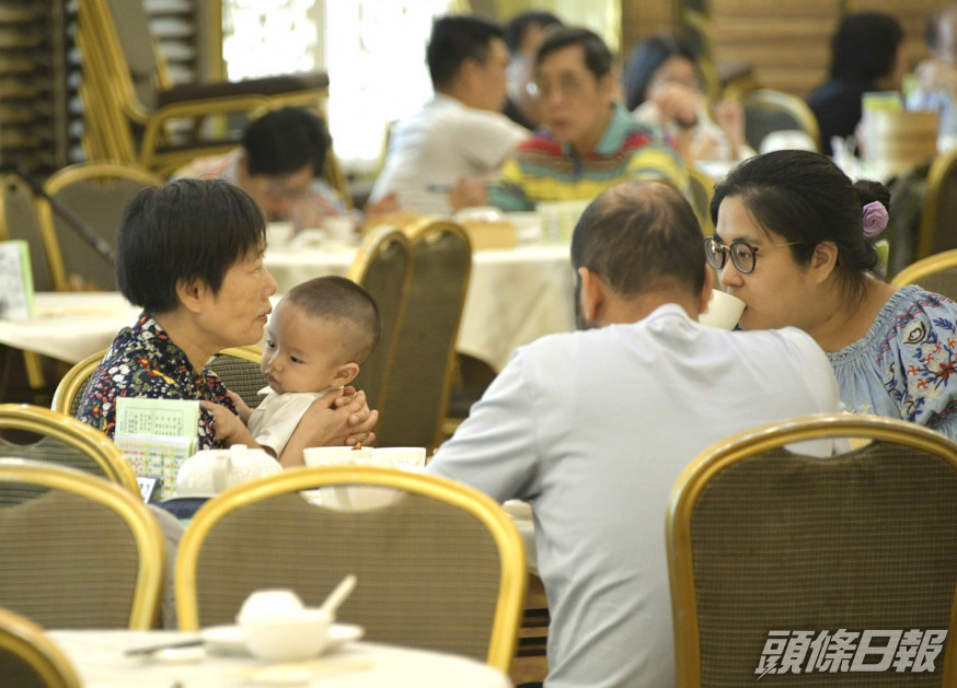 市民在酒樓用餐。