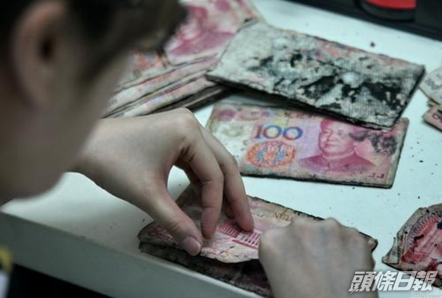 由於現金粘連嚴重,工作人員拆封時都能聽到「嘎崩脆」的聲音。(網圖)