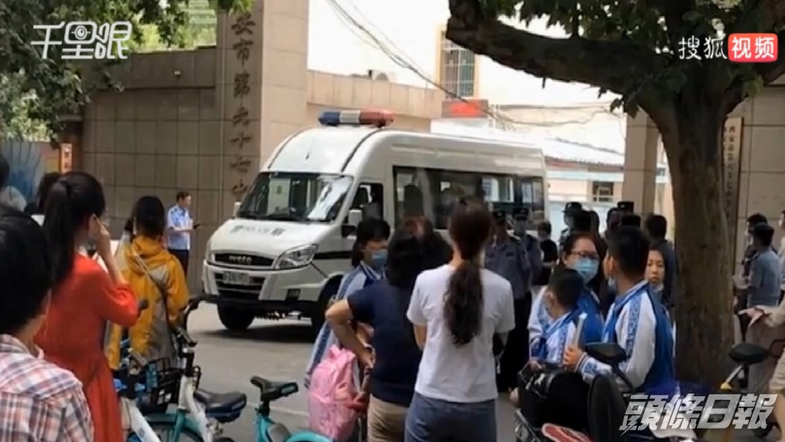 西安市一名小一男學生在校園內被車撞倒,搶救無效死亡。網上影片截圖
