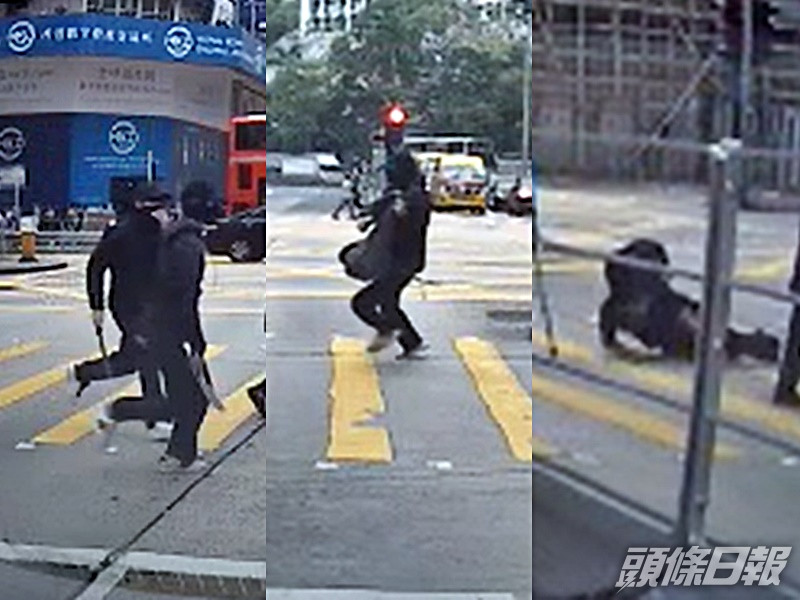 兩蒙面男手持長刀,10秒後劫走一個黑色袋,一名男子逃走途中跌倒。影片截圖