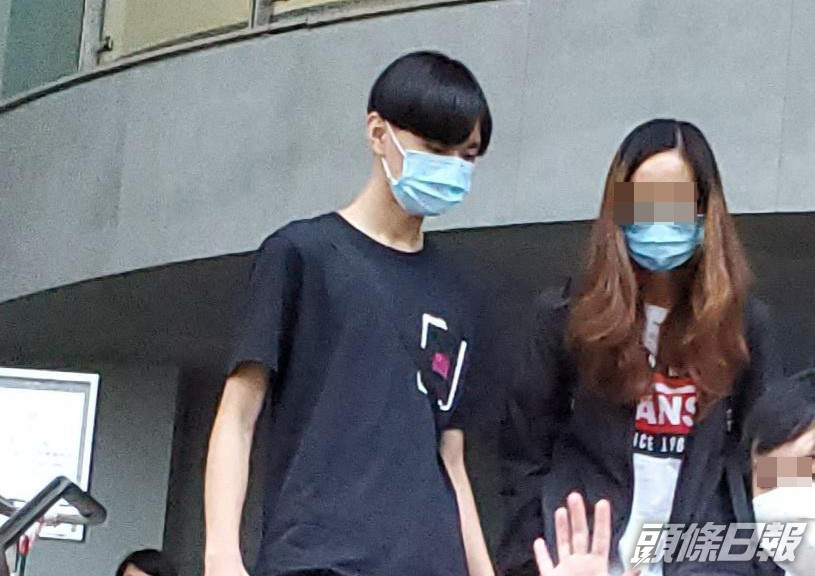 被告胡文俊(左)。