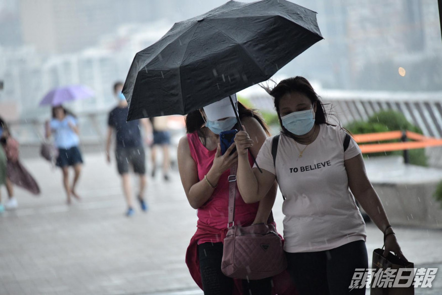 天文台預料本港地區今日大致多雲,有驟雨,局部地區有狂風雷暴。