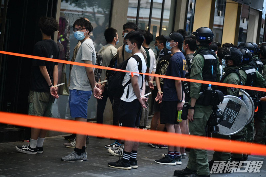 警方稱截至晚上10時,於全港多區拘捕86人,包括4名區議員。本報記者攝