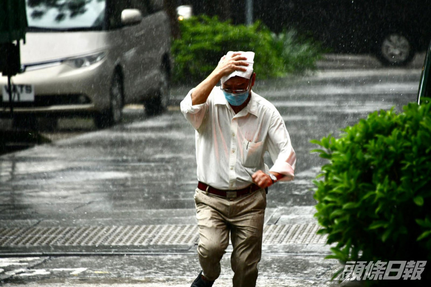 天文台料明日日間驟雨逐漸減少。
