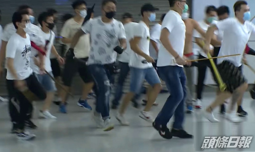 元朗白衣人手持武器。港台截圖