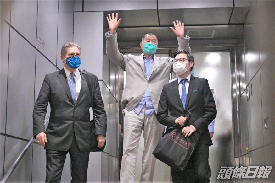 黎智英凌晨約12時離開警署。