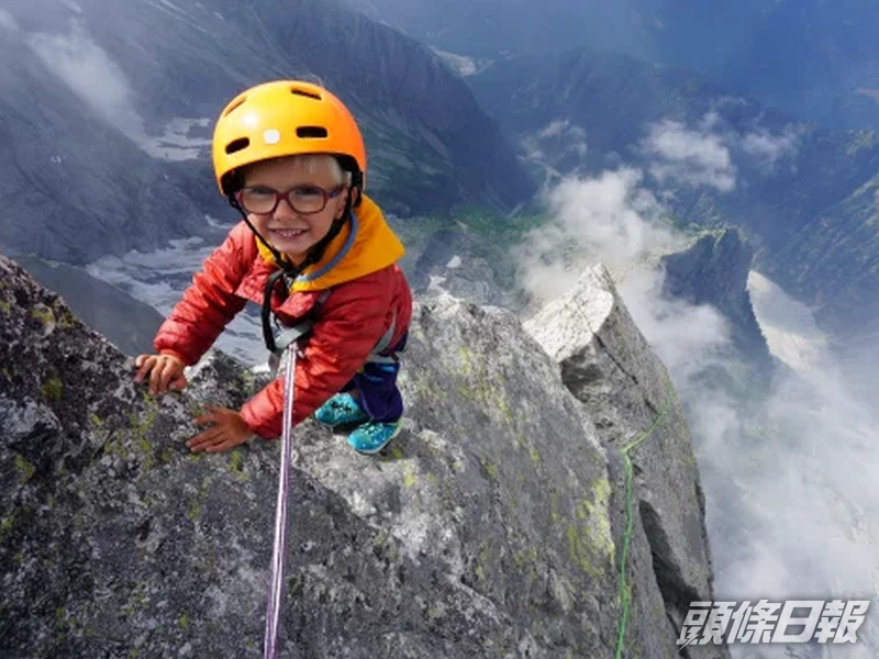 英國一名3歲男童在職業登山家的父親帶領下,攀爬10853英尺的高山,(網圖)