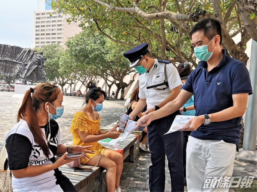 油尖警區聯同各政府部門,向市民派發防疫包。警方FB圖片