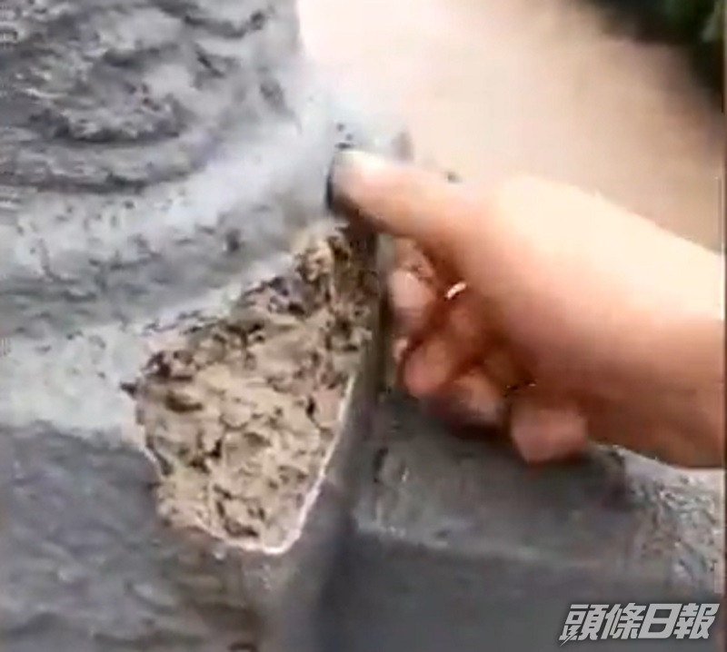 重慶有橋梁欄杆暴雨後一捏就碎。網上截圖