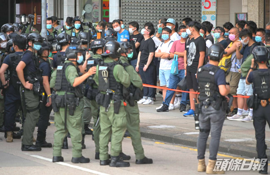 警方彌敦道截查聚集人群。