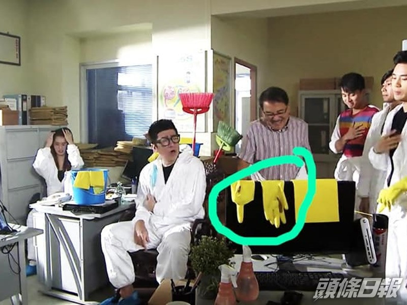 手套擺放方法引起網民熱議。網圖