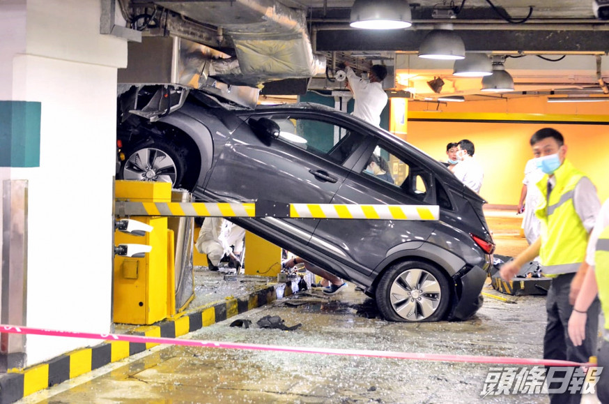 又一城停車場私家車衝上閘機直插更亭。