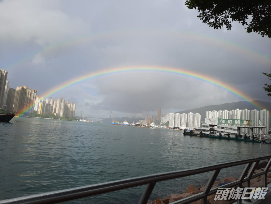 荃灣海傍雙彩虹。讀者提供