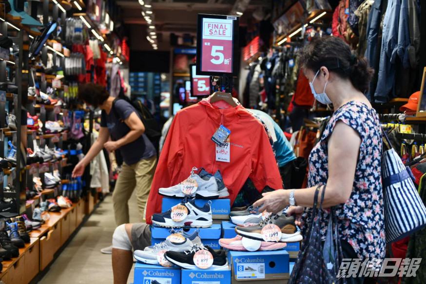 本港8月零售銷售跌幅收窄至13.1%。