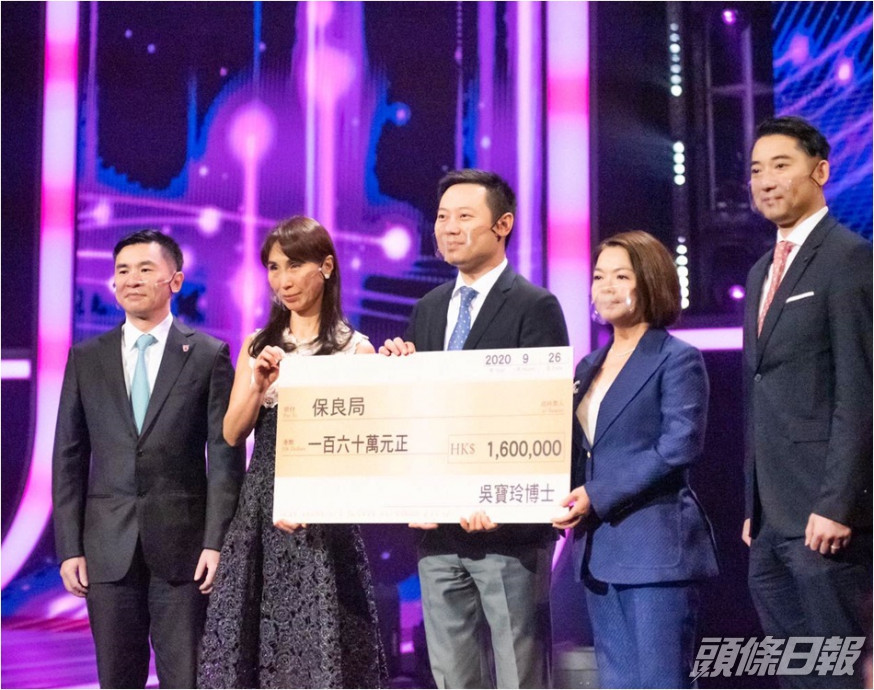 吳寶玲(右二)捐贈160萬港元支票給予保良局,由民政事務局局長徐英偉(中)及保良局主席何超鳳(左二)接收。