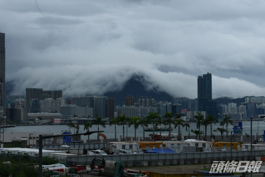 天文台預料本港地區今日大致多雲,間中有驟雨及狂風雷暴。