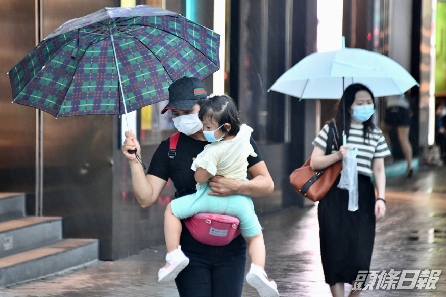 天文台發出紅色暴雨警告。資料圖片