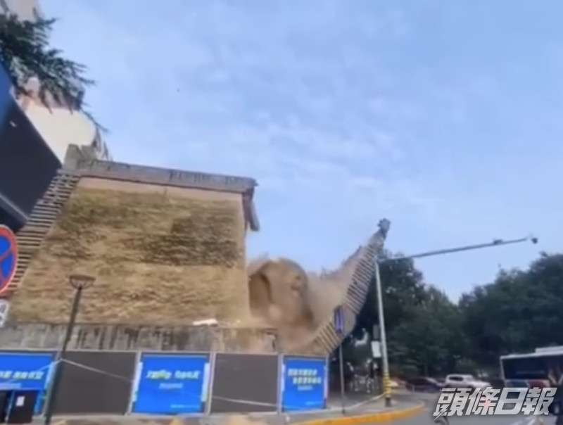 城牆遺址倒塌的一刻。網圖