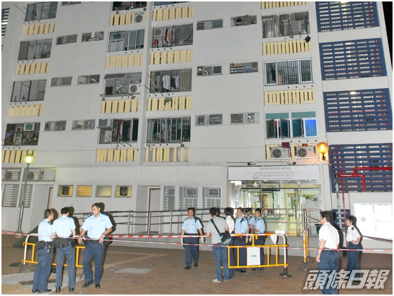 警方到竹樹樓調查。資料圖片