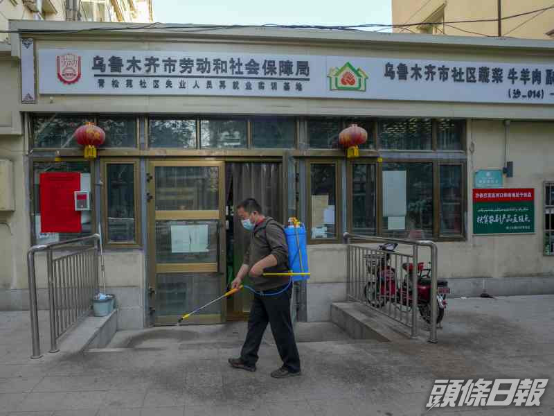 烏魯木齊農產品產品批發交易市場加強消毒工作。新華社