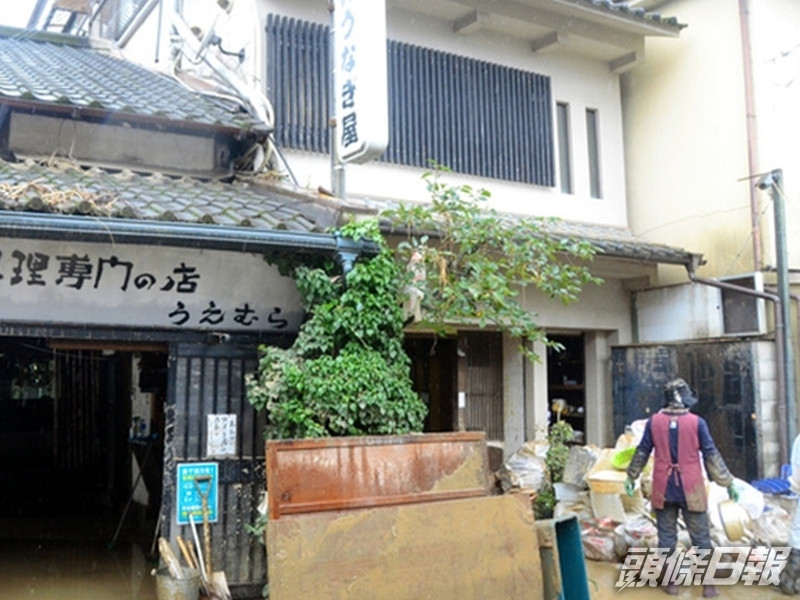 日本熊本百年鰻魚店受雨災,傳家寶醬汁被沖走。(網圖)