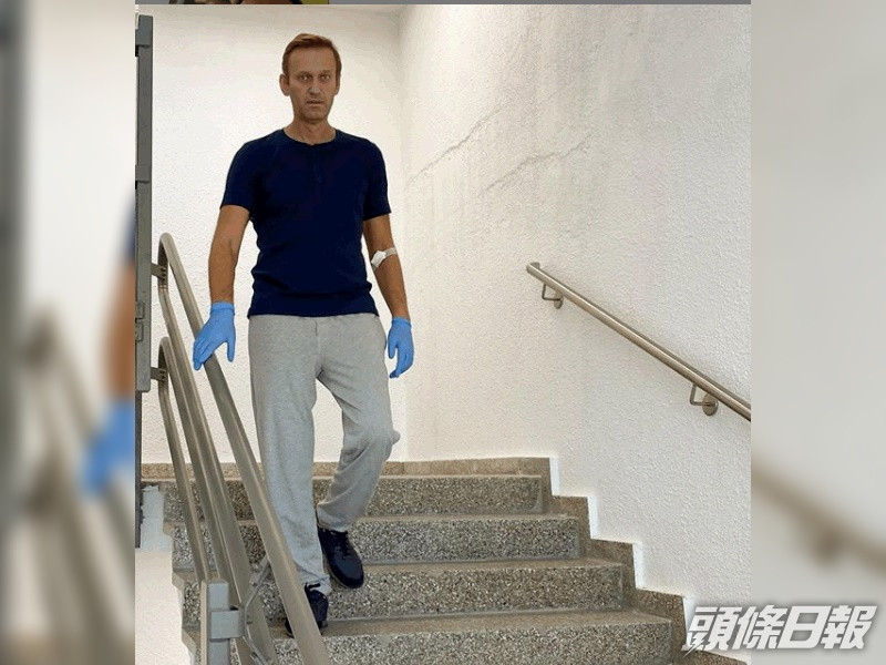 納瓦爾尼上載相片見他已可落樓梯。ig
