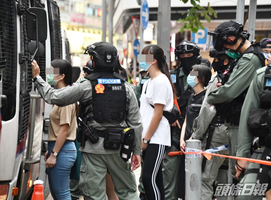 截至晚上10時,警方拘捕約370人。