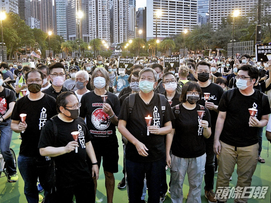 李卓人等人進入維園燃點燭光,以悼念六四。資料圖片