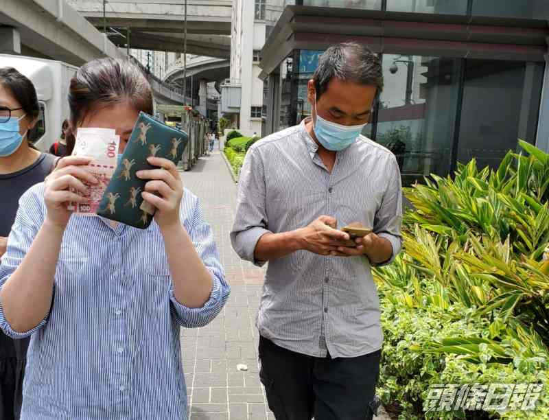 被告江詠虹(左)及李朝偉(右1)。葉君怡攝