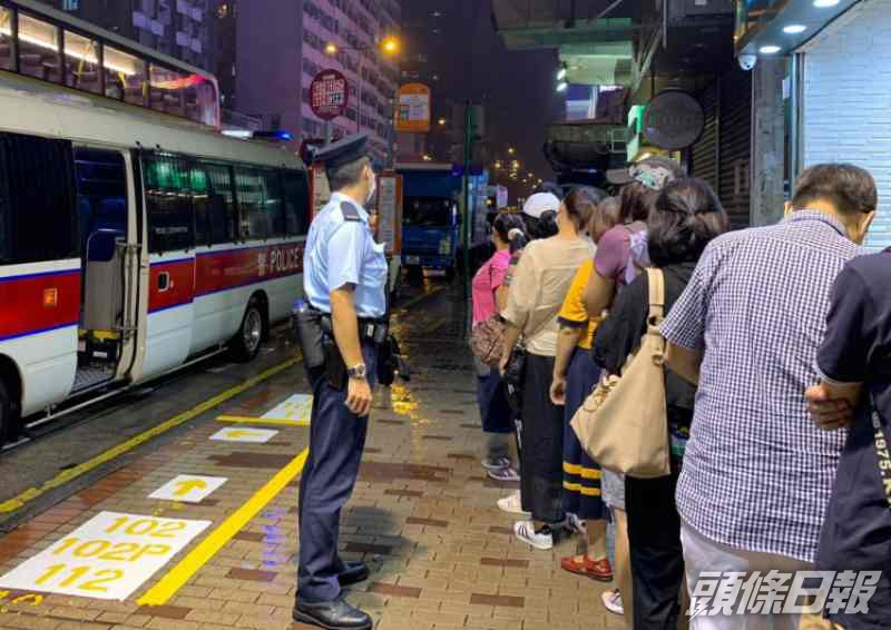 10人涉聚賭及違反禁聚令等被帶署扣查。圖:警方提供