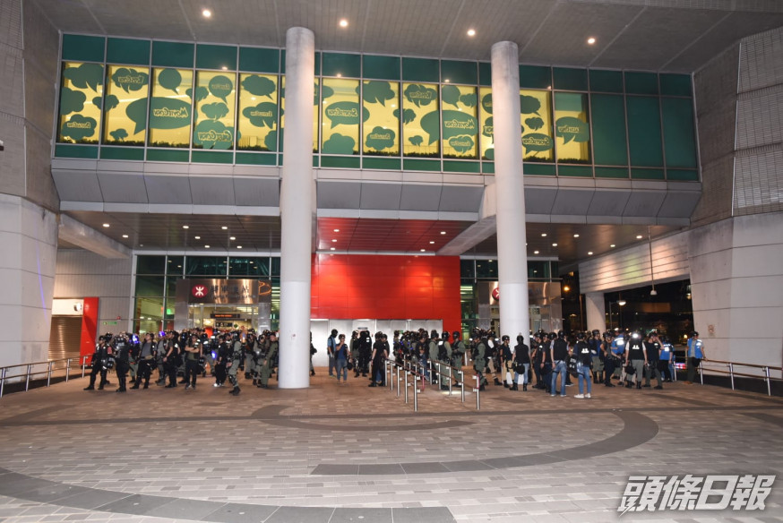 將軍澳地鐵站外去年9月有大批防暴警駐守。資料圖片