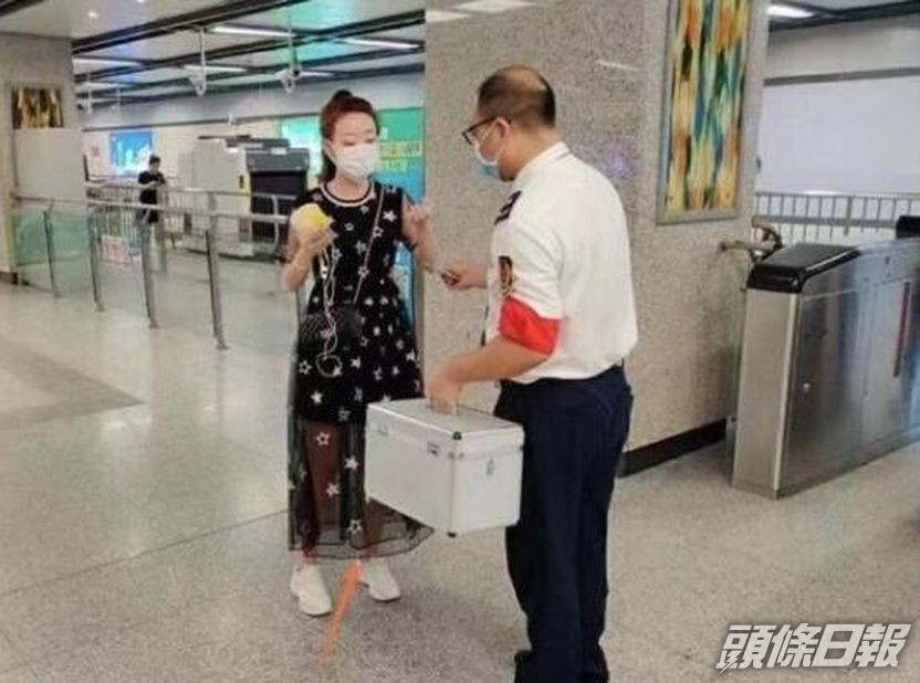 西安地鐵日前發文,指工作人員主動為一名女乘客遞送膠布。網圖