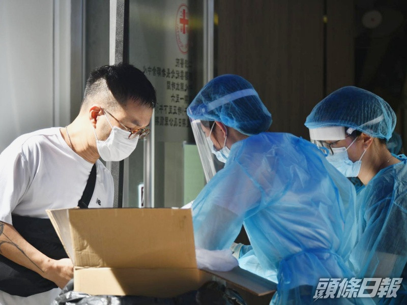 有孕婦家人代領取樣本。